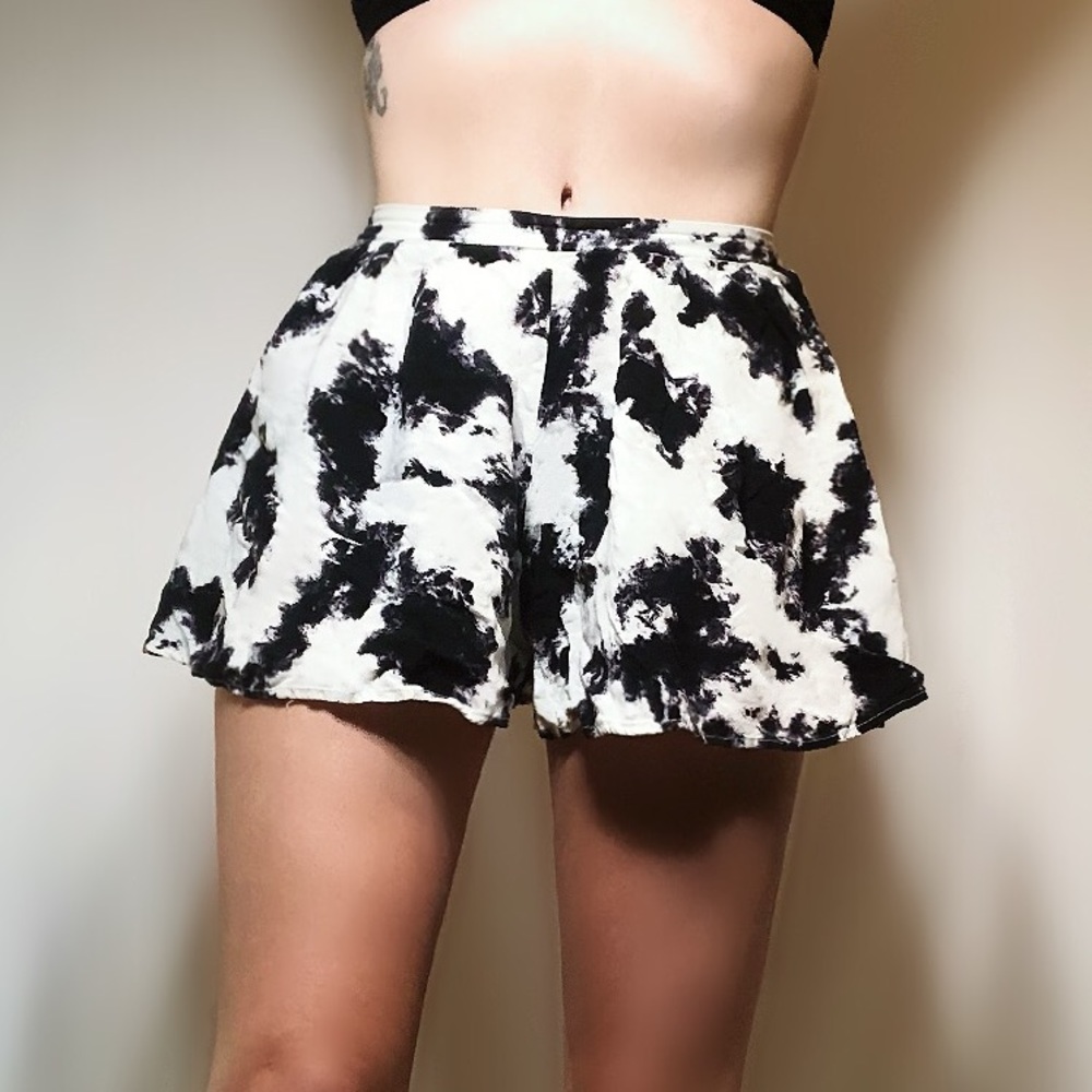 Mimi Chica white + black wide leg short shorts